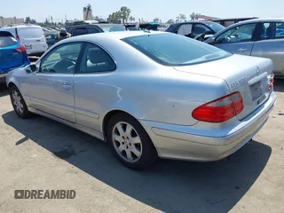 2001 Mercedes-Benz CLK 320/430 z VIN WDBLJ65G51F162092, wystawiony jako IAAI lot #42477861 z przebiegiem 165 725 mil mil oraz . Historia ofert i sprzedaży dostępna na DreamBid. Obrazek 3.