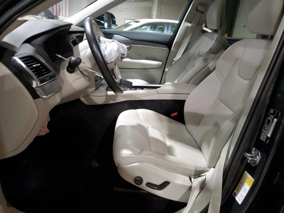 2021 Volvo XC90 Momentum with VIN YV4102PKXM1710558, listed as a Copart auction lot 83313424 with 40,759 mi miles and Salvage Title. Bid and sale history available at carsss.com. Image 7.