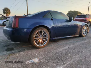2004 Cadillac XLR z VIN 1G6YV34A945601993, wystawiony jako Copart lot #75136134 z przebiegiem Nie podano mil oraz Nie do naprawy. Historia ofert i sprzedaży dostępna na DreamBid. Obrazek 3.