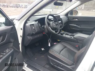 2023 Nissan Pathfinder SL z VIN 5N1DR3CD3PC277947, wystawiony jako IAAI lot #41766056 z przebiegiem 17 809 mil mil oraz . Historia ofert i sprzedaży dostępna na DreamBid. Obrazek 5.