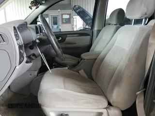 2005 GMC Envoy SLE z VIN 1GKDT13S552130173, wystawiony jako Copart lot #50766595 z przebiegiem Nie podano mil oraz Czysty tytuł • Clean title. Historia ofert i sprzedaży dostępna na DreamBid. Obrazek 7.