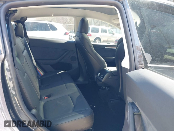 2024 Tesla Model Y Long Range z VIN 7SAYGDEE8RA262082, wystawiony jako IAAI lot #41834216 z przebiegiem 11 536 mil mil oraz . Historia ofert i sprzedaży dostępna na DreamBid. Obrazek 8.