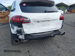 2016 Porsche Cayenne S E-Hybrid z VIN WP1AE2A22GLA17486, wystawiony jako IAAI lot #42229641 z przebiegiem 91 642 mil mil oraz . Historia ofert i sprzedaży dostępna na DreamBid. Obrazek 6.