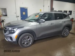 2024 Kia Seltos S z VIN KNDEUCAA0R7576467, wystawiony jako Copart lot #54430165 z przebiegiem 11 820 mil mil oraz Szkoda całkowita • Salvage title. Historia ofert i sprzedaży dostępna na DreamBid. Obrazek 1.