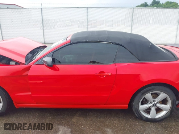 2013 Ford Mustang V6 z VIN 1ZVBP8EM4D5221864, wystawiony jako IAAI lot #42525497 z przebiegiem 130 482 mil mil oraz . Historia ofert i sprzedaży dostępna na DreamBid. Obrazek 15.