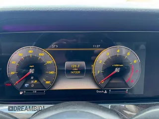2020 Mercedes-Benz E 350 z VIN WDDZF8DB1LA732898, wystawiony jako Copart lot #61648985 z przebiegiem 147 339 mil mil oraz Czysty tytuł • Clean title. Historia ofert i sprzedaży dostępna na DreamBid. Obrazek 8.