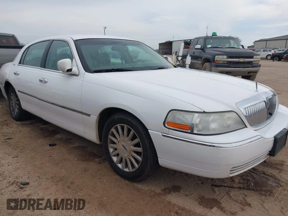 2003 Lincoln Town Car Executive z VIN 1LNHM81W93Y629010, wystawiony jako IAAI lot #41701635 z przebiegiem 247 049 mil mil oraz . Historia ofert i sprzedaży dostępna na DreamBid. Obrazek 1.