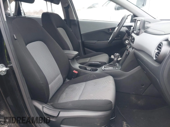 2021 Hyundai Kona SE z VIN KM8K1CAA8MU738427, wystawiony jako IAAI lot #41898475 z przebiegiem 53 112 mil mil oraz . Historia ofert i sprzedaży dostępna na DreamBid. Obrazek 5.