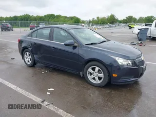 2014 Chevrolet Cruze 1LT z VIN 1G1PC5SB8E7194723, wystawiony jako IAAI lot #42371524 z przebiegiem 121 577 mil mil oraz . Historia ofert i sprzedaży dostępna na DreamBid. Obrazek 1.