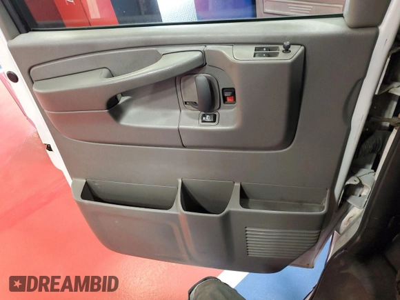 2013 Chevrolet Express Cargo z VIN 1GCSGAFX2D1138833, wystawiony jako IAAI lot #42521021 z przebiegiem 103 313 mil mil oraz . Historia ofert i sprzedaży dostępna na DreamBid. Obrazek 18.