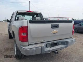 2008 Chevrolet Silverado 1500 with VIN 1GCEC19YX8Z293442, listed as a IAAI auction lot 41645039 with 128,008 mi miles and . Bid and sale history available at DreamBid. Image 3.
