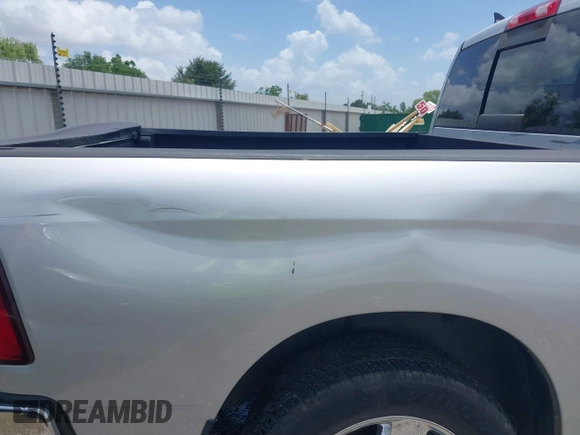 2015 Ram 1500 Outdoorsman z VIN 1C6RR6LT1FS729280, wystawiony jako IAAI lot #42445245 z przebiegiem 175 649 mil mil oraz . Historia ofert i sprzedaży dostępna na DreamBid. Obrazek 17.
