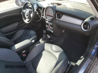 2009 MINI Hardtop z VIN WMWMF33539TW72829, wystawiony jako Copart lot #55307945 z przebiegiem 136 288 mil mil oraz Szkody całkowita. Historia ofert i sprzedaży dostępna na DreamBid. Obrazek 8.
