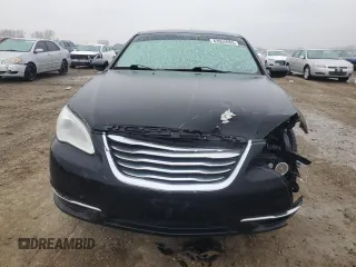 2013 Chrysler 200 Touring z VIN 1C3CCBBB6DN539475, wystawiony jako Copart lot #43955965 z przebiegiem 129 207 mil mil oraz Szkoda całkowita • Salvage title. Historia ofert i sprzedaży dostępna na DreamBid. Obrazek 5.