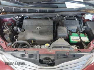 2013 Toyota Sienna XLE z VIN 5TDDK3DCXDS053048, wystawiony jako IAAI lot #42163668 z przebiegiem 104 765 mil mil oraz . Historia ofert i sprzedaży dostępna na DreamBid. Obrazek 10.