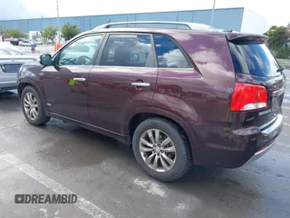 2012 Kia Sorento SX z VIN 5XYKWDA25CG283654, wystawiony jako IAAI lot #41803333 z przebiegiem 271 807 mil mil oraz . Historia ofert i sprzedaży dostępna na DreamBid. Obrazek 3.