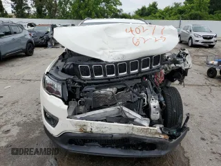 2018 Jeep Compass Latitude z VIN 3C4NJDBB6JT282965, wystawiony jako Copart lot #59621735 z przebiegiem Nie podano mil oraz Szkoda całkowita • Salvage title. Historia ofert i sprzedaży dostępna na DreamBid. Obrazek 5.