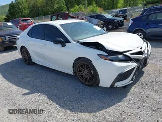 2023 Toyota Camry SE z VIN 4T1T11BK9PU079486, wystawiony jako IAAI lot #42144138 z przebiegiem 49 598 mil mil oraz . Historia ofert i sprzedaży dostępna na DreamBid. Obrazek 1.