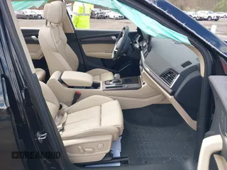 2024 Audi Q5 S line Premium z VIN WA1GAAFY8R2043043, wystawiony jako IAAI lot #42054728 z przebiegiem 10 929 mil mil oraz . Historia ofert i sprzedaży dostępna na DreamBid. Obrazek 5.