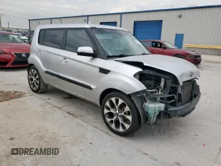 2013 Kia Soul + z VIN KNDJT2A66D7483811, wystawiony jako Copart lot #56746085 z przebiegiem 161 371 mil mil oraz Szkoda całkowita • Salvage title. Historia ofert i sprzedaży dostępna na DreamBid. Obrazek 4.