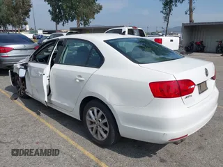 2012 Volkswagen Jetta SE z VIN 3VWDP7AJ3CM401411, wystawiony jako IAAI lot #42374516 z przebiegiem 222 317 mil mil oraz . Historia ofert i sprzedaży dostępna na DreamBid. Obrazek 3.