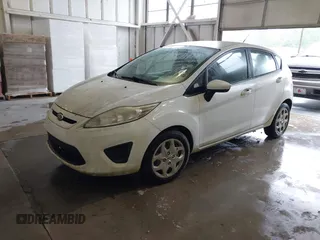 2013 Ford Fiesta S z VIN 3FADP4TJ2DM215185, wystawiony jako IAAI lot #42365480 z przebiegiem 193 072 mil mil oraz . Historia ofert i sprzedaży dostępna na DreamBid. Obrazek 2.