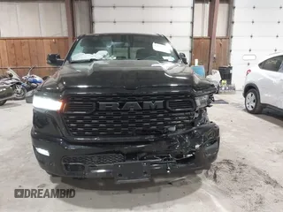 2025 Ram 1500 Big Horn z VIN 1C6RRFFG0SN572588, wystawiony jako IAAI lot #41629079 z przebiegiem 6 675 mil mil oraz . Historia ofert i sprzedaży dostępna na DreamBid. Obrazek 12.