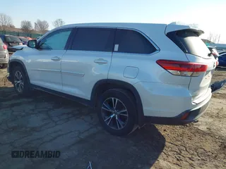 2019 Toyota Highlander LE z VIN 5TDBZRFH7KS964417, wystawiony jako IAAI lot #41443114 z przebiegiem 130 001 mil mil oraz . Historia ofert i sprzedaży dostępna na DreamBid. Obrazek 3.