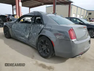 2019 Chrysler 300 S z VIN 2C3CCABG6KH516466, wystawiony jako Copart lot #44938405 z przebiegiem 105 350 mil mil oraz Tytuł czysty. Historia ofert i sprzedaży dostępna na DreamBid. Obrazek 2.
