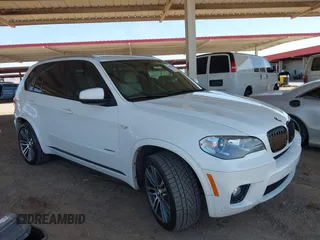 2013 BMW X5 xDrive50i z VIN 5UXZV8C53D0C17368, wystawiony jako IAAI lot #42505100 z przebiegiem 86 497 mil mil oraz . Historia ofert i sprzedaży dostępna na DreamBid. Obrazek 1.