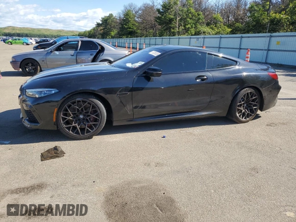 2022 BMW M8 Competition z VIN WBSAE0C08NCK00673, wystawiony jako Copart lot #61285334 z przebiegiem Nie podano mil oraz Szkoda całkowita • Salvage title. Historia ofert i sprzedaży dostępna na DreamBid. Obrazek 1.