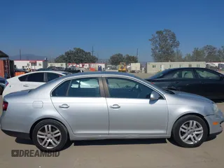 2008 Volkswagen Jetta SE z VIN 3VWRM71KX8M191212, wystawiony jako IAAI lot #42660632 z przebiegiem 198 459 mil mil oraz . Historia ofert i sprzedaży dostępna na DreamBid. Obrazek 13.