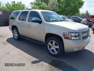 2013 Chevrolet Tahoe LTZ z VIN 1GNSKCE03DR327403, wystawiony jako IAAI lot #42285709 z przebiegiem 184 490 mil mil oraz . Historia ofert i sprzedaży dostępna na DreamBid. Obrazek 1.