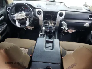 2017 Toyota Tundra SR5 z VIN 5TFRW5F11HX217532, wystawiony jako Copart lot #46910165 z przebiegiem 95 097 mil mil oraz Szkoda całkowita • Salvage title. Historia ofert i sprzedaży dostępna na DreamBid. Obrazek 8.