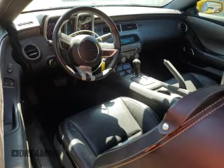 2010 Chevrolet Camaro 2SS z VIN 2G1FK1EJ5A9128567, wystawiony jako Copart lot #55323215 z przebiegiem 40 219 mil mil oraz Szkody całkowita. Historia ofert i sprzedaży dostępna na DreamBid. Obrazek 8.