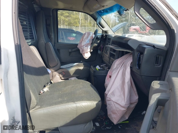 2019 GMC Savana Cargo Van with VIN 1GTW7AFG5K1210624, listed as a IAAI auction lot 41786354 with 105,345 mi miles. Bid and sale history available at carsss.com. Image 5.