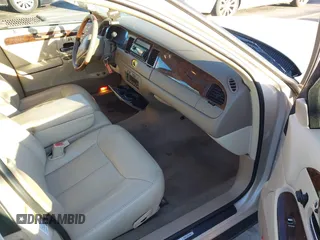 2001 Lincoln Town Car Cartier z VIN 1LNHM83W21Y621003, wystawiony jako IAAI lot #41291516 z przebiegiem 145 455 mil mil oraz . Historia ofert i sprzedaży dostępna na DreamBid. Obrazek 5.
