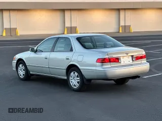 2000 Toyota Camry CE z VIN 4T1BG22K2YU669871, wystawiony jako Copart lot #57918075 z przebiegiem 164 842 mil mil oraz Czysty tytuł • Clean title. Historia ofert i sprzedaży dostępna na DreamBid. Obrazek 3.