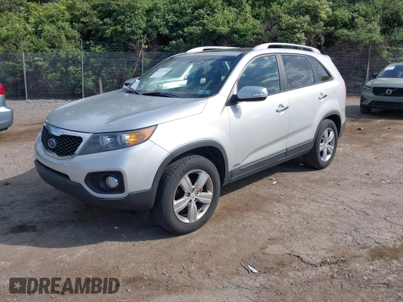 2013 Kia Sorento EX z VIN 5XYKUDA22DG413039, wystawiony jako IAAI lot #42197700 z przebiegiem 132 381 mil mil oraz . Historia ofert i sprzedaży dostępna na DreamBid. Obrazek 18.