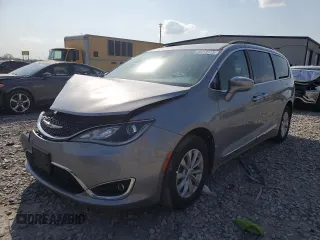 2017 Chrysler Pacifica Touring L z VIN 2C4RC1BGXHR739358, wystawiony jako Copart lot #54413315 z przebiegiem 141 960 mil mil oraz Szkoda całkowita • Salvage title. Historia ofert i sprzedaży dostępna na DreamBid. Obrazek 1.