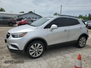 2017 Buick Encore Preferred z VIN KL4CJASB2HB123596, wystawiony jako Copart lot #58420245 z przebiegiem 144 499 mil mil oraz Szkoda całkowita • Salvage title. Historia ofert i sprzedaży dostępna na DreamBid. Obrazek 1.