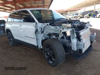 2024 Jeep Grand Cherokee Limited z VIN 1C4RJHBG0RC185384, wystawiony jako IAAI lot #41985578 z przebiegiem 8 749 mil mil oraz . Historia ofert i sprzedaży dostępna na DreamBid. Obrazek 1.
