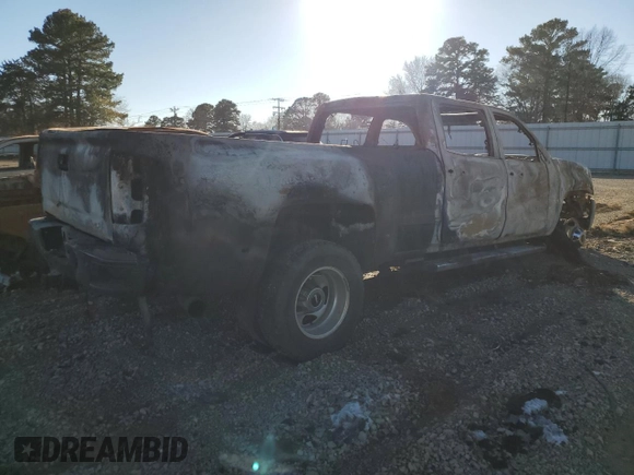 2015 GMC Sierra 3500HD Denali z VIN 1GT424E82FF671807, wystawiony jako Copart lot #38104654 z przebiegiem Nie podano mil oraz Nie do naprawy • Non repairable. Historia ofert i sprzedaży dostępna na DreamBid. Obrazek 3.