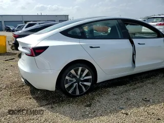 2025 Tesla Model 3 Long Range z VIN 5YJ3E1EB1SF962360, wystawiony jako Copart lot #54586115 z przebiegiem 391 mil mil oraz Szkoda całkowita • Salvage title. Historia ofert i sprzedaży dostępna na DreamBid. Obrazek 13.