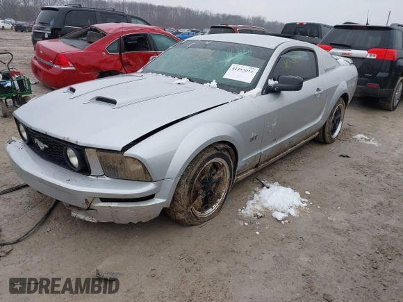 2005 Ford Mustang GT Deluxe z VIN 1ZVHT82H755103659, wystawiony jako IAAI lot #41553019 z przebiegiem 112 531 mil mil oraz . Historia ofert i sprzedaży dostępna na DreamBid. Obrazek 18.