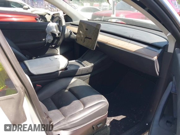 2022 Tesla Model Y Long Range z VIN 7SAYGDEE9NF509655, wystawiony jako IAAI lot #42433796 z przebiegiem 46 936 mil mil oraz . Historia ofert i sprzedaży dostępna na DreamBid. Obrazek 5.
