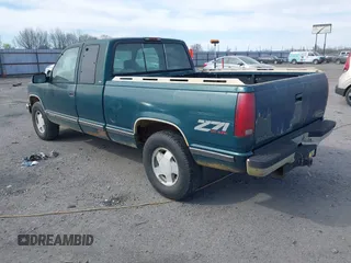 1995 GMC Sierra 1500 z VIN 2GTEK19K1S1520208, wystawiony jako IAAI lot #41835713 z przebiegiem 190 832 mil mil oraz . Historia ofert i sprzedaży dostępna na DreamBid. Obrazek 3.