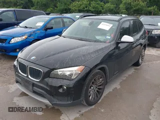 2014 BMW X1 sDrive28i z VIN WBAVM1C52EVW47658, wystawiony jako IAAI lot #42474553 z przebiegiem 137 861 mil mil oraz . Historia ofert i sprzedaży dostępna na DreamBid. Obrazek 2.