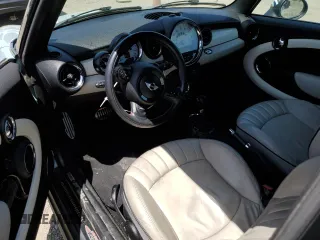 2013 MINI Convertible S z VIN WMWZP3C54DT551321, wystawiony jako Copart lot #57089205 z przebiegiem 92 441 mil mil oraz Szkoda całkowita • Salvage title. Historia ofert i sprzedaży dostępna na DreamBid. Obrazek 8.