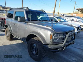 2023 Ford Bronco z VIN 1FMDE5CH4PLB60825, wystawiony jako IAAI lot #41492285 z przebiegiem 10 017 mil mil oraz . Historia ofert i sprzedaży dostępna na DreamBid. Obrazek 1.